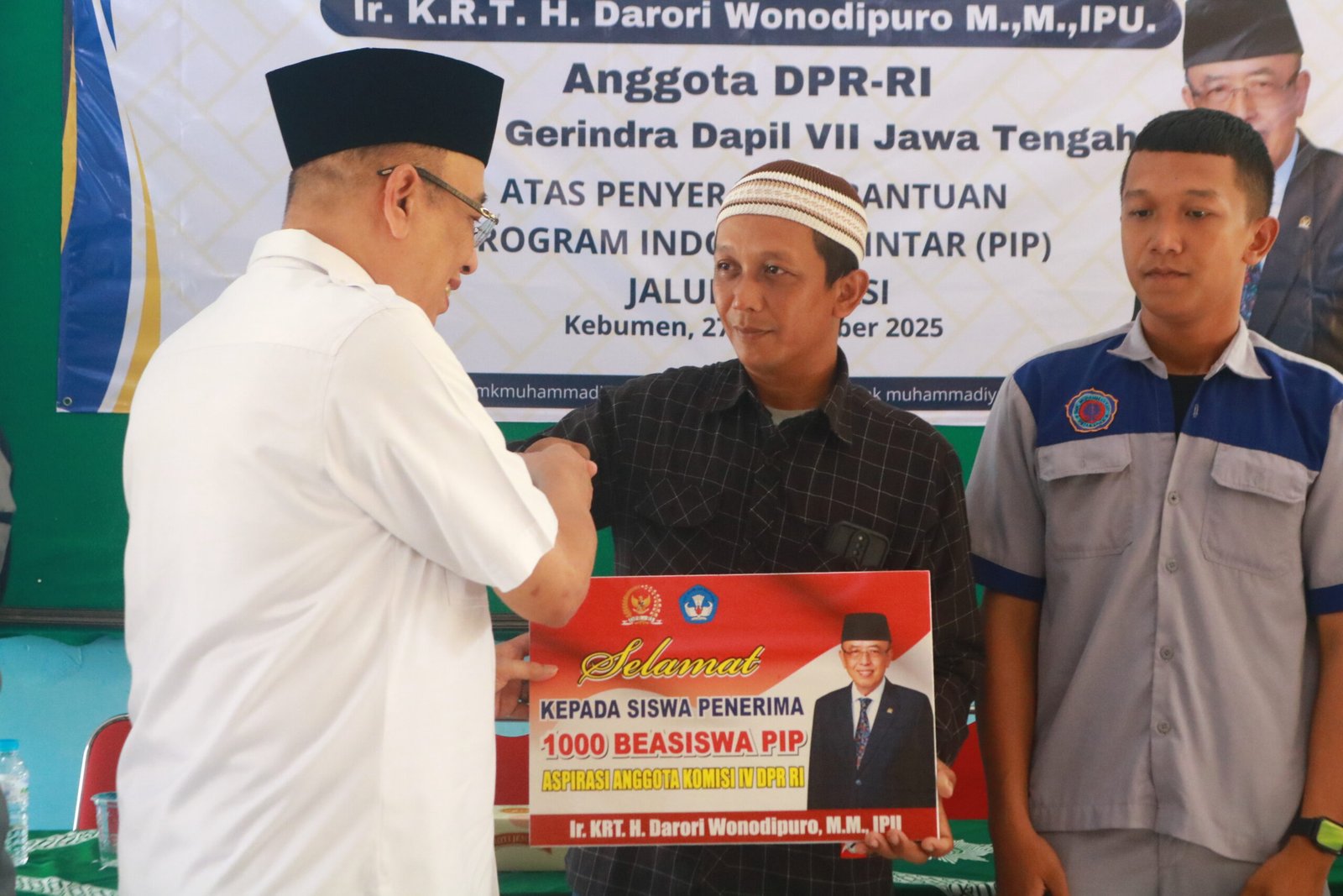 Penyerahan bantuan PIP (Program Indonesia Pintar) oleh Ir. K.R.T. H. Darori Wonodipuro, M.M., IPU